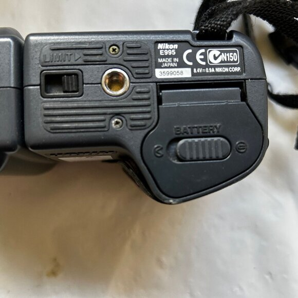 Nikon COOLPIX 995 3.2MP Digital Camera for parts / repair w/ manual - Picture 7 of 11